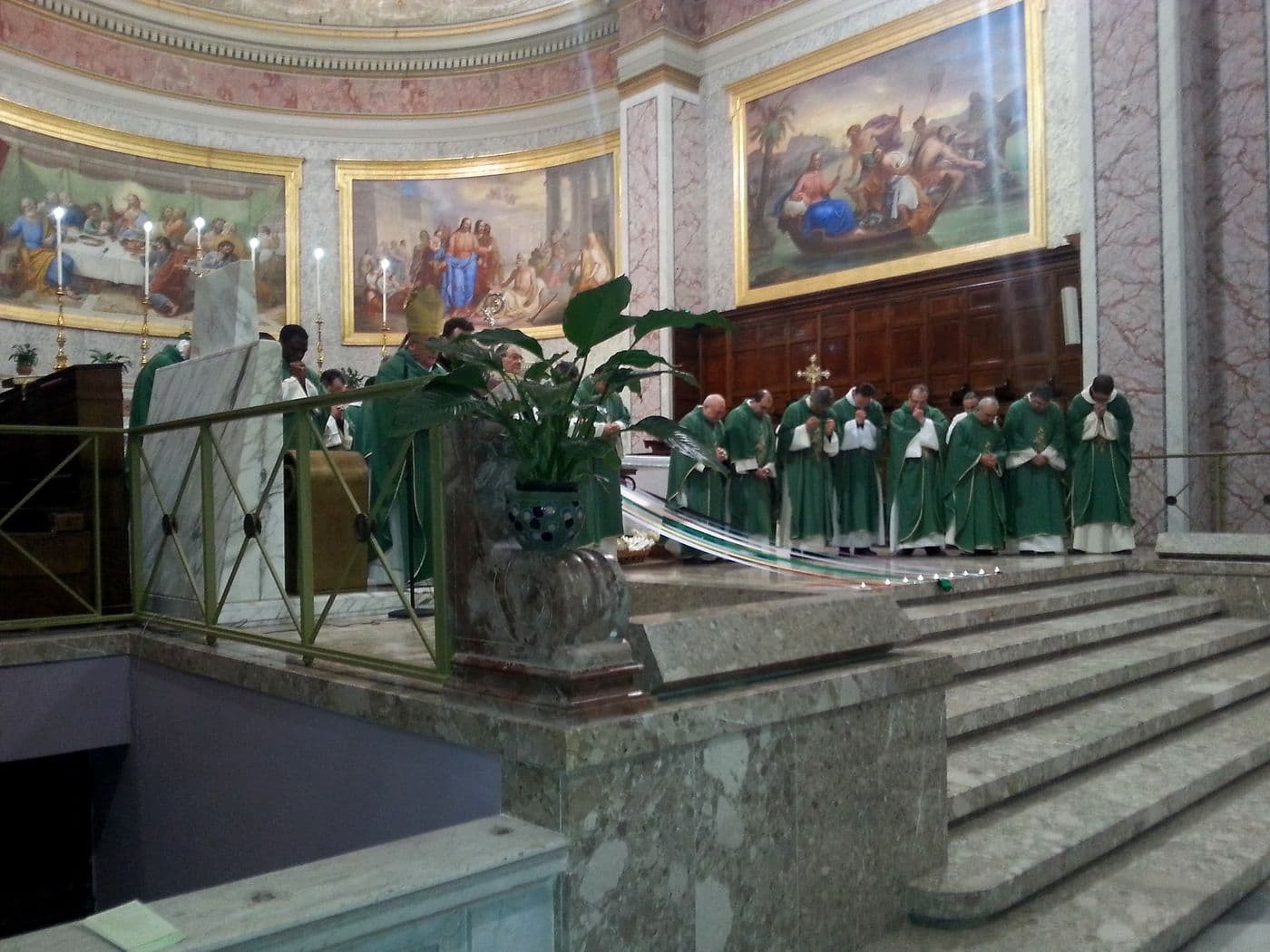 Una concelebrazione nell’abside della Cattedrale, davanti ai cinque affreschi ottocenteschi