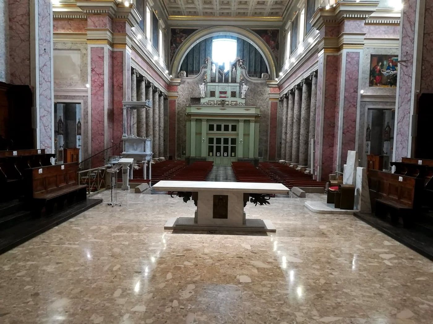 La navata centrale della Cattedrale di Caserta vista dall’altare, con le colonne di marmo e la cantoria dell’organo sullo sfondo